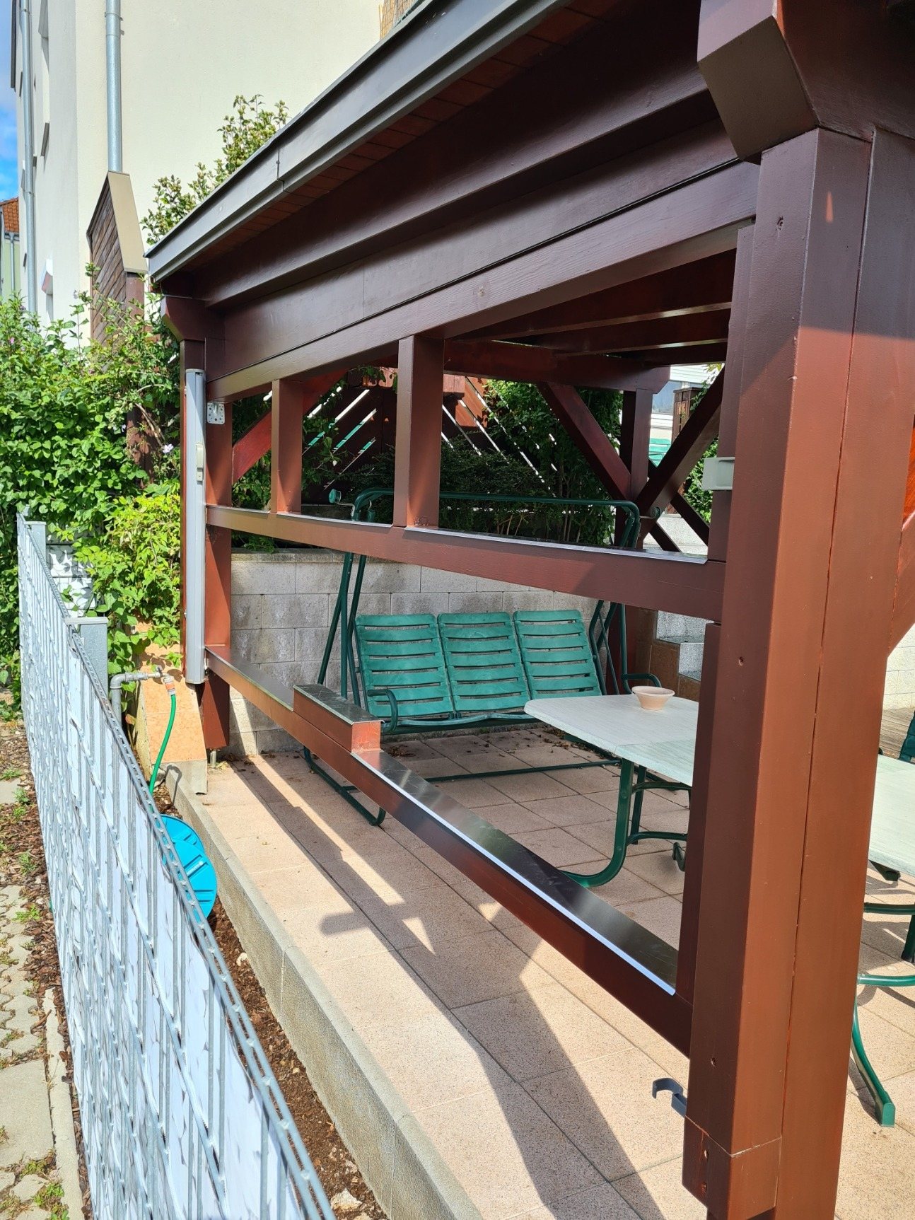 Renovierter Holz-Carport