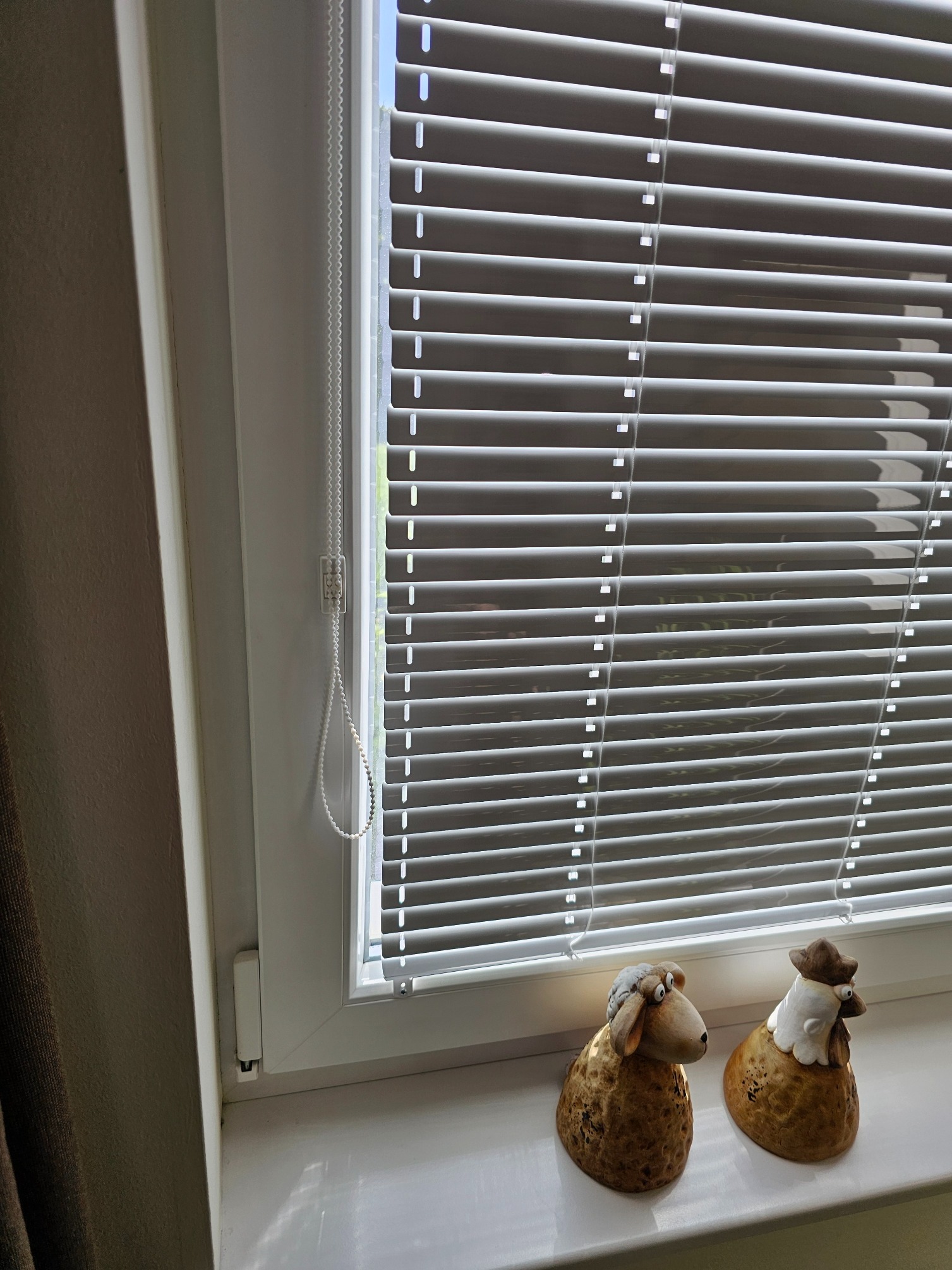 Innenjalousien am Fenster